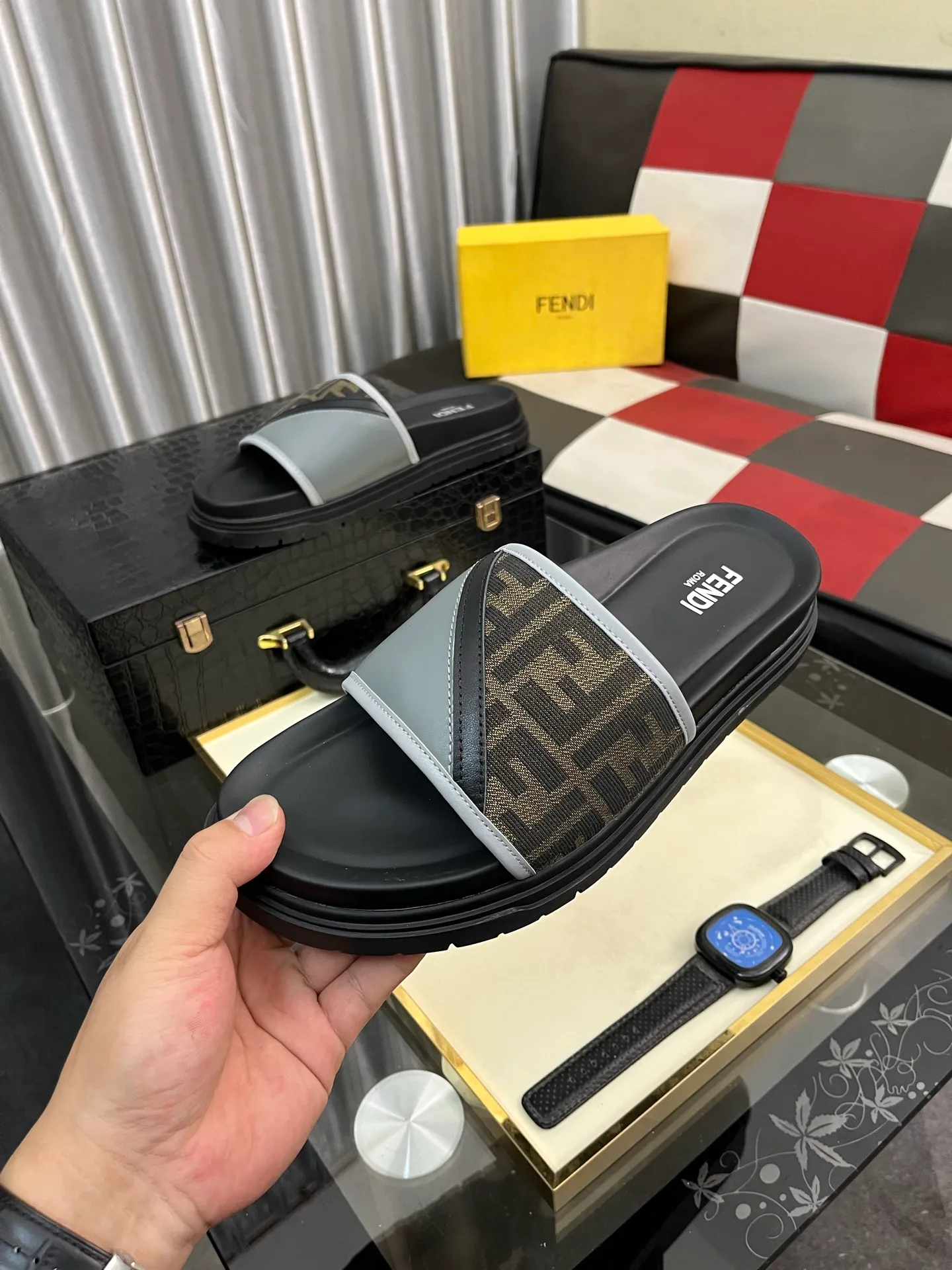 Men's men's shoes💰320⌚️⌚️FENDI Fendi slippers and sandals are shipped💄How can this summer be without the blessing of little monsters💄Original imported special hardware decorative pattern➕Original private model outsole! Details determine success or failure, good quality is not afraid of magnifying details! It feels super comfortable on your feet! This summer you need a pair of trendy, cool and comfortable sandals👣 Standard size: 38-443️⃣Colors available